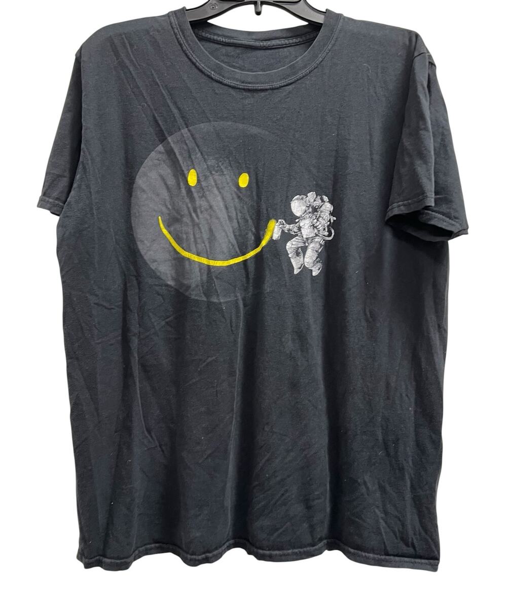 Smile moon astronaut spray-painting a yellow smiley face on the moon SZ L
 sz L